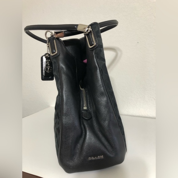 Beautiful Coach Optic C Handbag - Picture 2 of 7